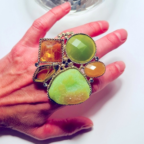 •Beautiful and Unique Ring - Picture 1 of 3